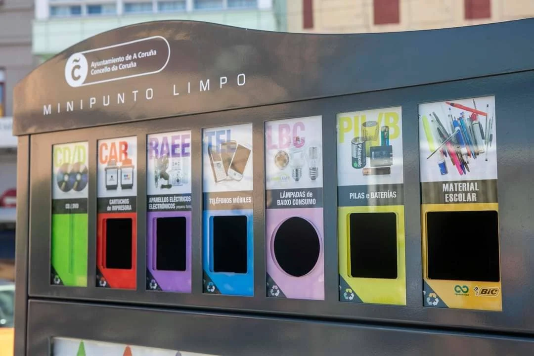 Bocas de reciclaxe dun minipunto de Macane na Coruña