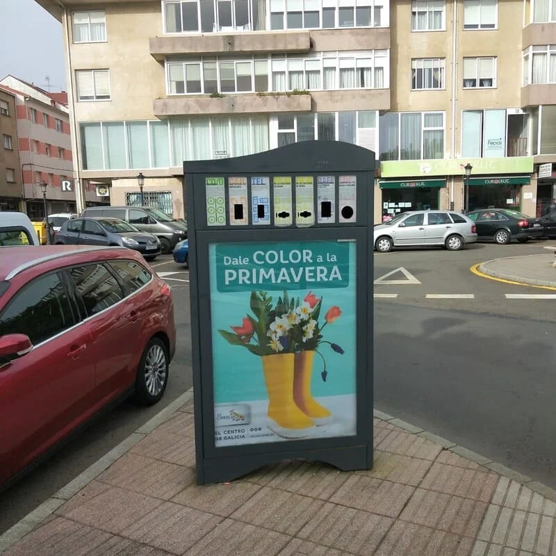 Minipunto de Macane cun cartel publicitario nunha praza de Sigüeiro